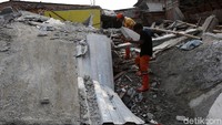 Rumah itu roboh pada pukul 10.30 WIB. Pada pukul 14.29 WIB tadi, dilaporkan ada 7 korban luka dan satu orang tewas akibat kejadian ini. Belum ada laporan lebih jauh mengenai identitas para korban.