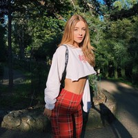 Ini Daisy Keech, model yang belum lama ini jadi sensasi usai meminta ahli bedah plastik untuk membuktikan kepada pengikut Instagramnya bahwa bokong seksinya asli. Foto: Instagram @daisykeech