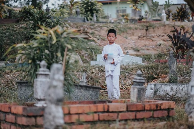  Deretan foto yang viral ini menceritakan perjalanan bocah anak laki-laki mengunjungi makam ibunya. Sang fotografer mengikutinya hingga si bocah sampai di makam. Foto: Facebook Atan Mukris