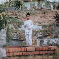  Deretan foto yang viral ini menceritakan perjalanan bocah anak laki-laki mengunjungi makam ibunya. Sang fotografer mengikutinya hingga si bocah sampai di makam. Foto: Facebook Atan Mukris