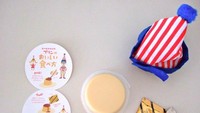 Ada tiga buah puding dalam satu kotak. Puding dilengkapi dengan saus karamel ini punya rasa enak seperti creme brulee. Kemasannya lucu berbentuk topi berwarna garis merah dan putih. Cocok sebagai buah tangan lucu. Foto: Istimewa