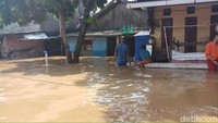 Banjir tak hanya melanda wilayah Pejaten Timur, sejumlah wilayah lain di Jaksel seperti di Srengseng Sawah, Kelurahan Lenteng Agung, Kelurahan Pengadegan dan Kelurahan Rawa Jati juga terendam banjir. (Foto: Farih Maulana Sidik/detikcom)