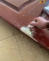 Gokil! Mie Instan Dipakai Tambal Meja Kayu yang Rusak 