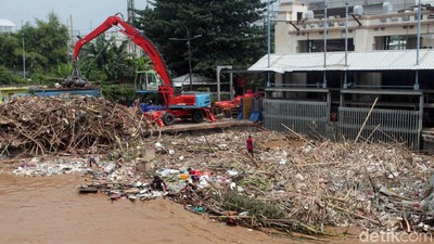 Pintu Air Manggarai Dipenuhi Sampah Kiriman Bogor