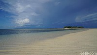 Bisa apa saja di Pulau Pasir? Yang pasti yang bisa dilakukan adalah berburu foto yang keren. Percaya deh, jika ketemu angle yang pas, foto yang dihasilkan jadi instagramble banget! (Syanti/detikcom)