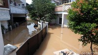 Air mulai merendam wilayah Cililitan, Kramat Jati, Jakarta Timur, sejak pagi hari.