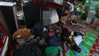 Anak-anak tertidur lelap di bawah Flyover Kalibata.