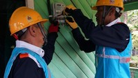 Petugas melakukan penyambungan listrik. Pool/PLN.