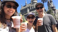 Kali ini Emma menikmati minuman yang pasti kenal pencinta Harry Potter. Ya, butterbeer! Foto: Instagram emmafuhrmann