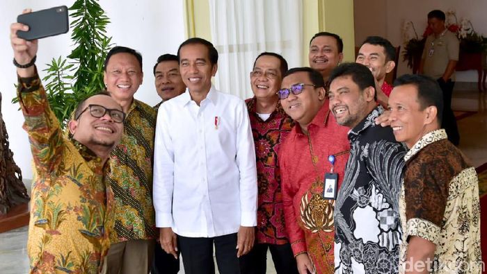 Foto: Presiden Jokowi menerima sejumlah pimpinan organisasi serikat buruh di Istana Bogor. (Noval-detikcom) Foto: Presiden Jokowi menerima sejumlah pimpinan organisasi serikat buruh di Istana Bogor. (Noval-detikcom)