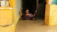 Banjir juga merendam pemukiman warga yang ada di dekat bantaran sungai Ciliwung di kawasan Kampung Melayu, Jakarta.