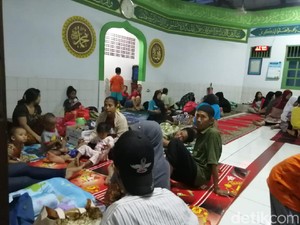 Warga Cililitan yang Terdampak Banjir Tidur di Posko Pengungsian