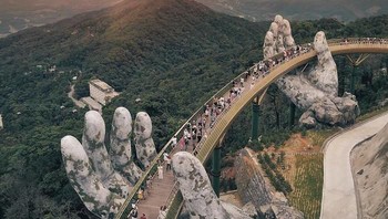 Jembatan ini adalah tempat wisata baru di Vietnam, dibuka pada Juni 2018. Foto: smashpop via Bored Panda