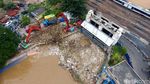 Pintu Air Manggarai Dipenuhi Sampah Kiriman Bogor