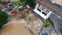 Selain itu, Rohmat juga menyebut pengangkutan sampah di Pintu Air Manggarai sudah dilakukan sejak kemarin, namun pada hari ini diprediksi sampah yang diangkut akan lebih dari 150 truk.