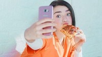 Maisie Williams berperan sebagai Arya Stark. Terlihat makan pizza sambil berselfie. Nyam! Foto: Istimewa