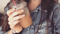 Wanita yang kini berusia 22 tahun itu menyukai minuman manis. Momen saat meminum es cokelat ini dibagikan Katherine langsung di Instagram pribadinya. Foto: Istimewa