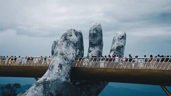 Semakin viral jembatan ini, semakin banyak pula wisatawan dari berbagai negara yang tertarik mengunjunginya. Foto:  dri_catricorn_ via Bored Panda