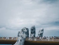 Potret Jembatan Emas Vietnam yang Mengagumkan