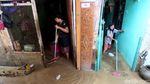 Potret Warga Pejaten Timur Beraktivitas di Tengah Banjir