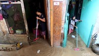 Menurut Ketua RT 05/RW 05 Pejaten Timur, Suwardi (50), banjir menggenangi kawasannya sejak pukul 05.00 WIB.