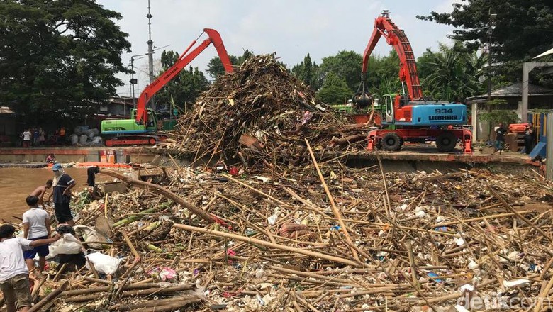 Jakarta Kebanjiran, Ini Penampakan Sampah Menggunung di Pintu Air Manggarai