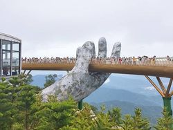 Potret Jembatan Emas Vietnam yang Mengagumkan