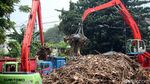 Pintu Air Manggarai Dipenuhi Sampah Kiriman Bogor