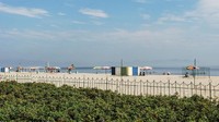 Pasir pantai di Pantai Wonsan berwarna putih kecokelatan. Banyak yang bermain voli dan berenang (iStock)