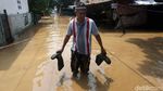Potret Warga Pejaten Timur Beraktivitas di Tengah Banjir