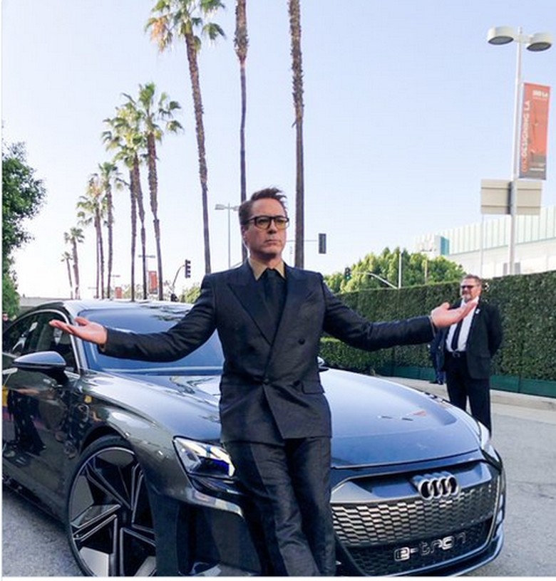 Robert Downey Jr dan Audi e-tron GT Foto: Twitter/Avengers Robert Downey Jr dan Audi e-tron GT Foto: Twitter/Avengers