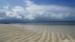 Foto: Fenomena Laut Terbelah di Lombok