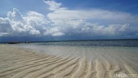 Sepanjang mata memandang, yang terlihat adalah hamparan pasir putih dengan lebar 3-6 meter yang memanjang yang berada di tengah lautan (Syanti/detikcom)  