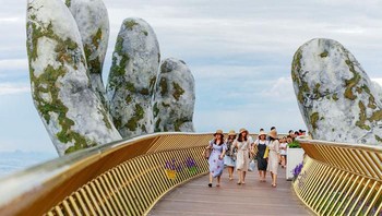 Selain karena warnanya, desain arsitekturnya juga membuat jembatan ini tampil elegan. Foto:  newsexaminer via Bored Panda