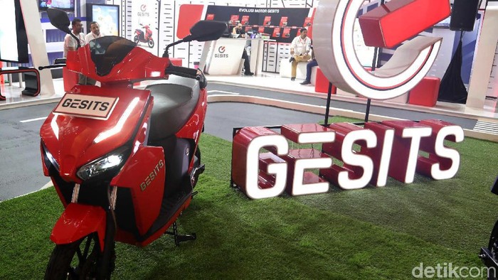 PT Gesits Technologies Indo (GTI) akhirnya rilis harga resmi motor listrik nasional Gesits di IIMS 2019. Motor rakitan anak negeri ini dibanderol Rp 24 jutaan.