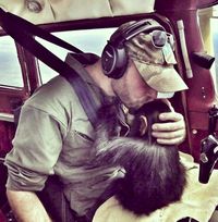 Kisahnya Viral, Ini Pilot Tampan yang Terbang dengan Simpanse