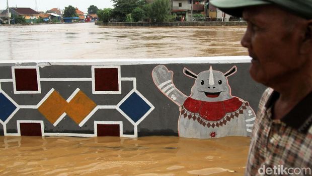 Sungai Ciliwung meluap akibat banjir.