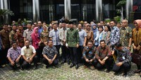 Bima Arya sempat foto bersama anak buahnya usai melaporkan kekayaan di depan gedung anti rasuah itu.