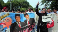 Mereka juga membawa spanduk bergambar capres cawapres nomor urut 02 Prabowo Subianto-Sandiaga Uno.
