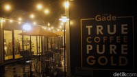 Hujan yang turun membuat aktivitas di tempat ini masih sepi.