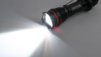 Menggunakan senter sekarang bisa digantikan dengan lampu flash di smartphone. Foto: istimewa