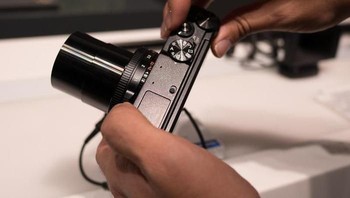 Membawa kamera saku sudah bukan hal yang sangat krusial karena kamera smartphone semakin canggih. Foto: Enche Tjin/Info Fotografi
