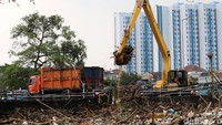Tumpukan sampah tersebut tepatnya berada di Jalan KH Abdulah Syafei, Kebon Baru, Tebet, Jakarta Selatan.