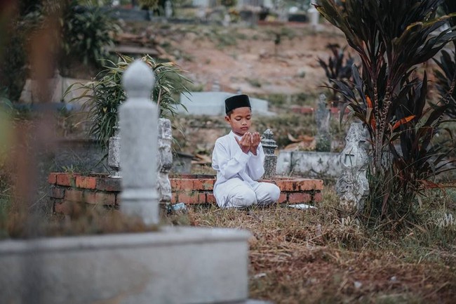 Kisah anak di pusara semalam hanya drama semata mata yer.. Kisah antara hubungan anak dan ibunya yg telah meninggal.. Saya cuba ketengahkan kasih dan sayang antara keduanya.. Ini bukan kisah betul2 tau.. Ini Cuma cerita yg diilhamkan untuk perjalanan karya seni saya saja.. Akhir kata love U all, tulis Atan di FacebookFoto: Facebook Atan Mukris