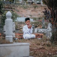 Kisah anak di pusara semalam hanya drama semata mata yer.. Kisah antara hubungan anak dan ibunya yg telah meninggal.. Saya cuba ketengahkan kasih dan sayang antara keduanya.. Ini bukan kisah betul2 tau.. Ini Cuma cerita yg diilhamkan untuk perjalanan karya seni saya saja.. Akhir kata love U all, tulis Atan di FacebookFoto: Facebook Atan Mukris