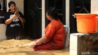 Sebagian warga memilih untuk tetap bertahan dan berativitas di dalam dan sekitar rumahnya.