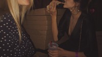 Bukan cuma antar pizza, Model of the Year di British Fashion Awards tahun 2018 ini rupanya selalu berusaha mencari pizza. Lihat saja tuh ekspresi senangnya menggigit lembaran pizza. Foto: Instagram kaiagerber