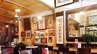 Kembali ke zaman puluhan tahun yang lalu. Old China Cafe merupakan kafe bergaya China kuno dan sudah berdiri sejak tahun 1920. Interiornya vinatage, kafe ini sajikan rendang daging hingga beberapa makanan Nyonya yang nikmat. Foto: Instagram@hz9887