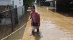 Potret Warga Pejaten Timur Beraktivitas di Tengah Banjir