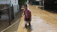 Banjir yang merendam sejumlah wilayah di Jakarta tersebut diketahui terjadi akibat Sungai Ciliwung yang meluap.